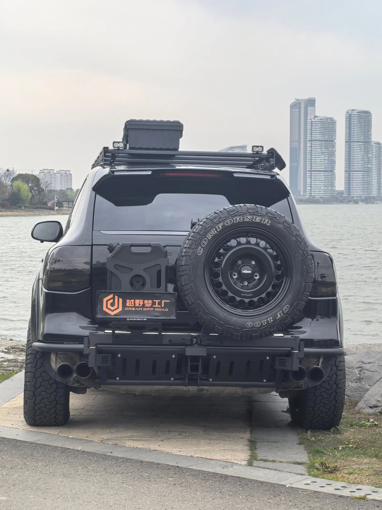Porsche Cayenne 957 (2008–2010) dual swingout rear bumper – jerry can mount detail