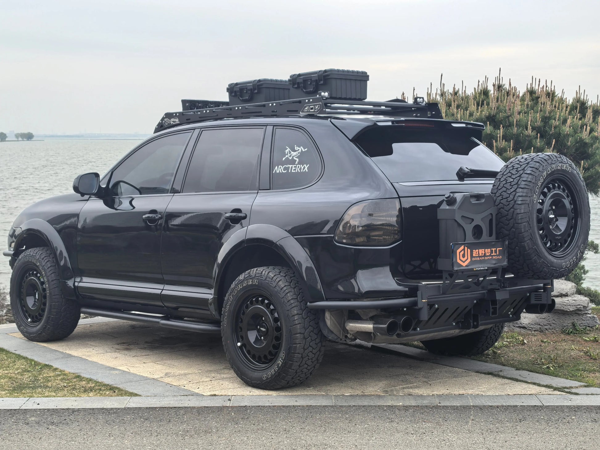 Porsche Cayenne 957 (2008–2010) dual swingout rear bumper – spare tire carrier with full-size off-road tire