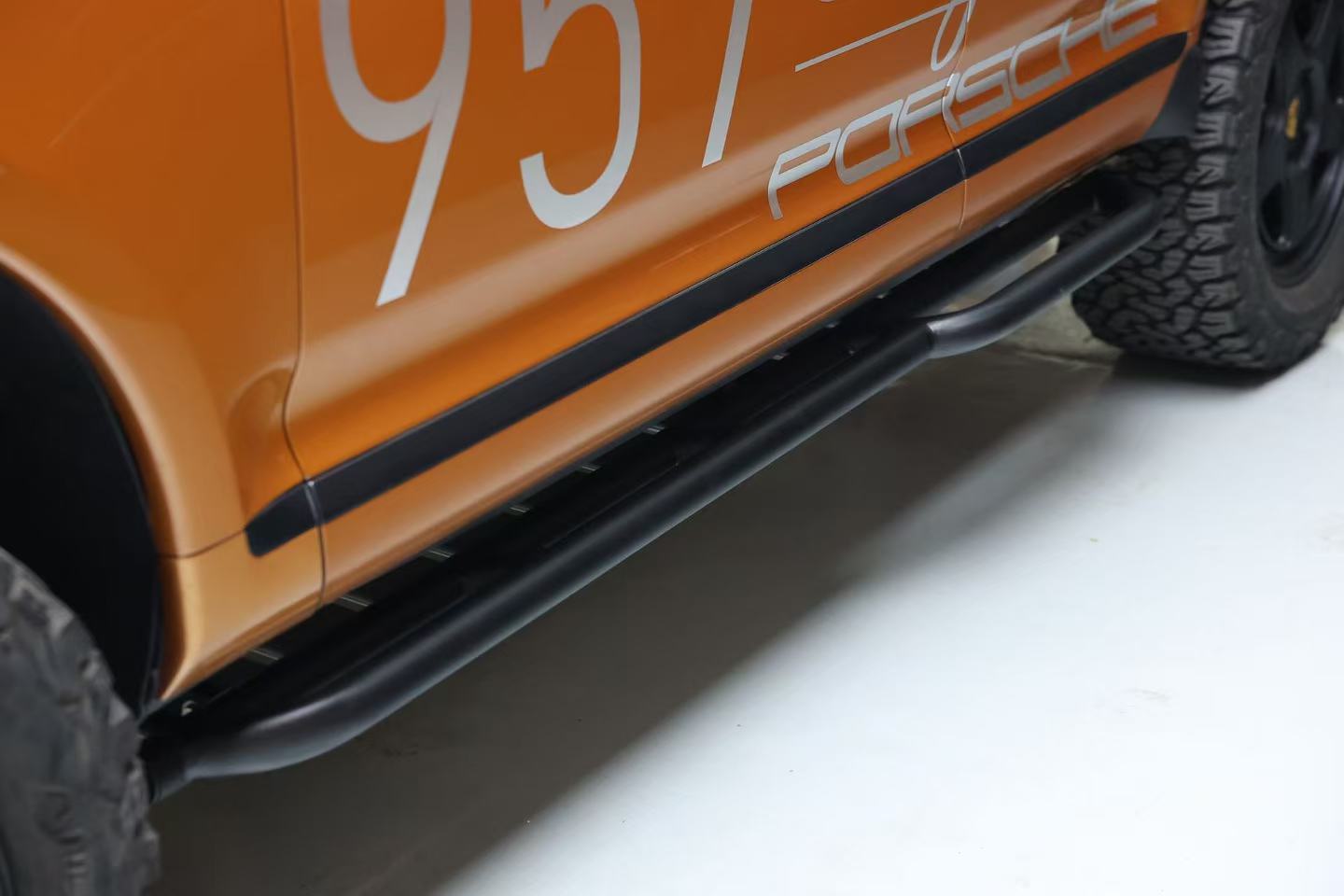 Porsche Cayenne 955/957 Gen 1 (2002–2010) off-road side steps – rear three-quarter view on vehicle