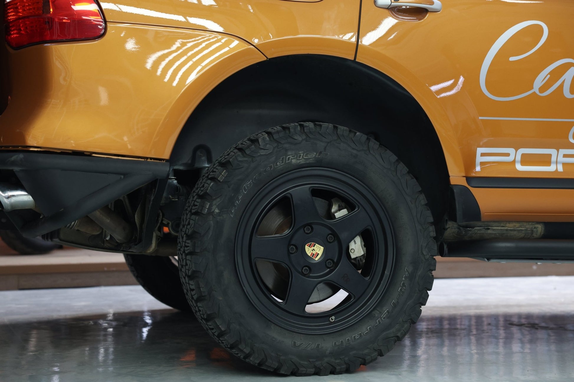 Porsche Cayenne 955/957 & VW Touareg 2-inch lift kit (2002–2010) — packaging and complete kit contents overview